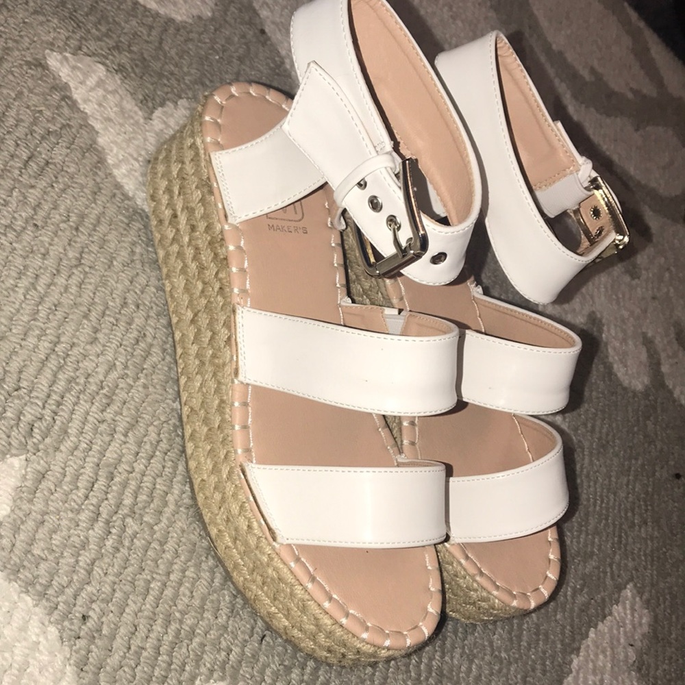 💋NWOT WHITE PLATFORM SANDALS!💋